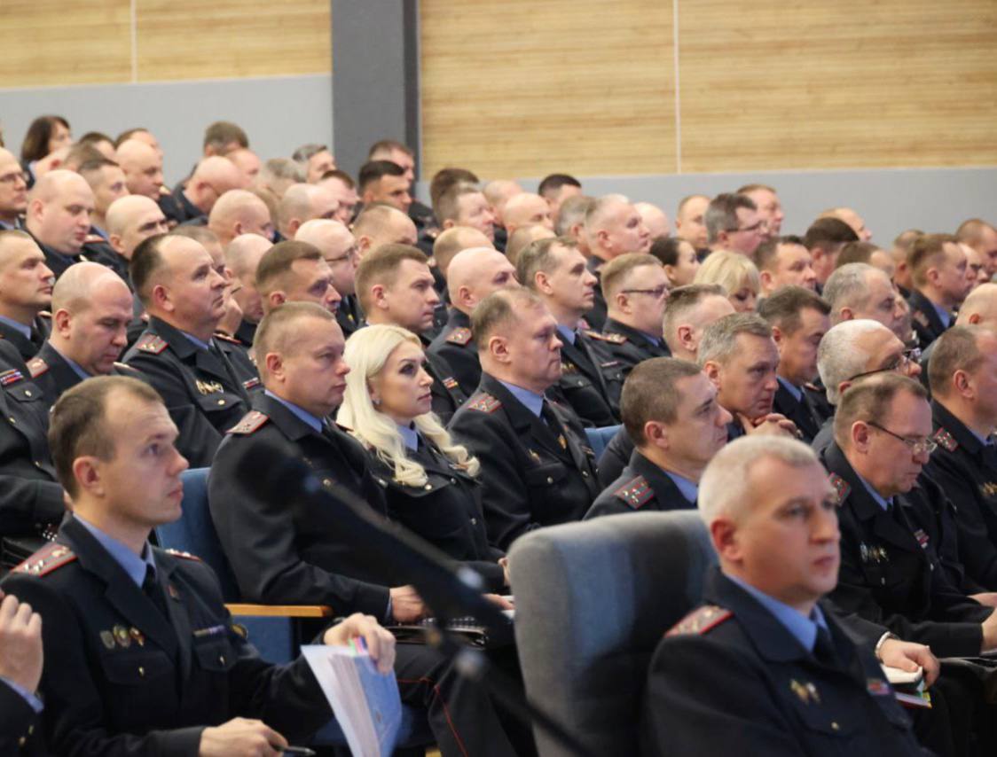 Коллектив сотрудников КГК на совещании